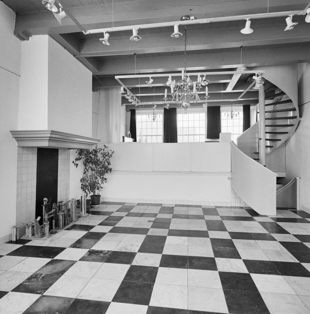 Interieur_hal_begane_grond_na_restauratie_1959_-_Nieuwkoop_-_20335985_-_RCE